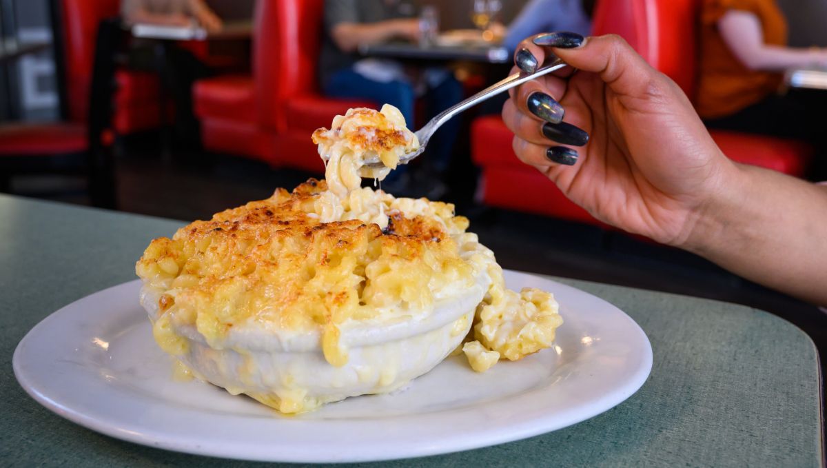 Mac Au Gratin from Poole's Diner with diners in booth in background